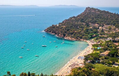 Waterfront villa on sandy beach, private beach, pets welcome.