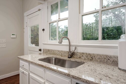 Maxwell House- Walk to Downtown- Pool Table- 6 TVs