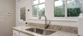 Maxwell House- Walk to Downtown- Pool Table- 6 TVs