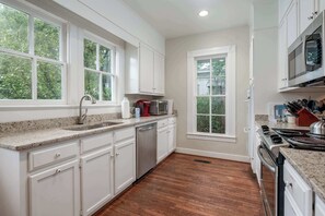 Fridge, microwave, oven, stovetop - Maxwell House- Walk to Downtown- Pool Table- 6 TVs (Northport)
