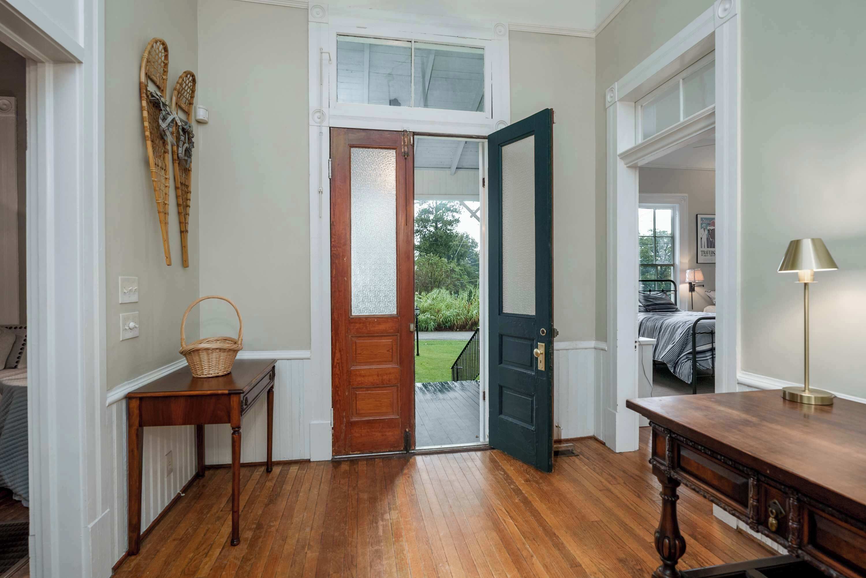 4 chambres, bureau, fer et planche à repasser, lit parapluie