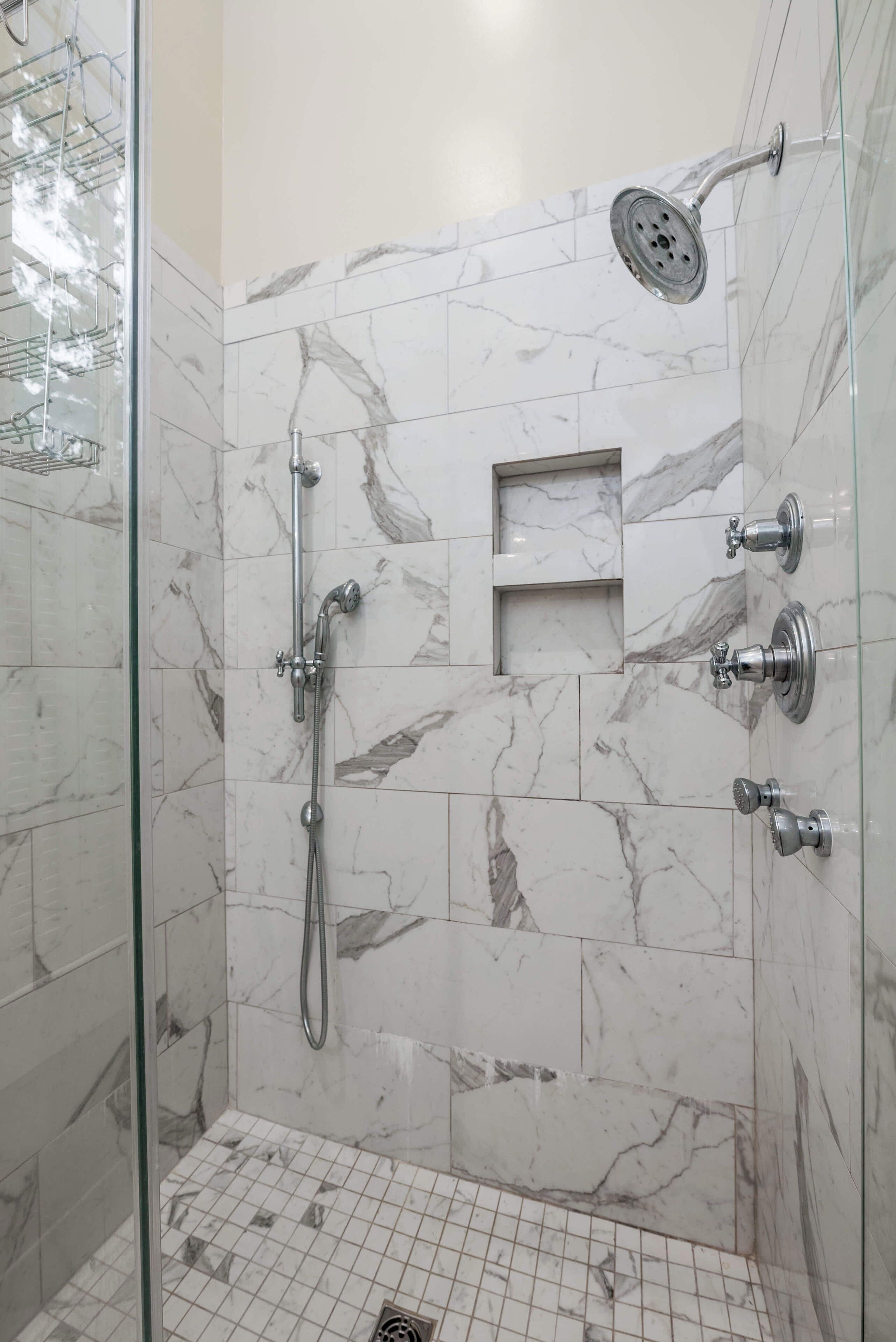 Douche, sèche-cheveux, serviettes fournies