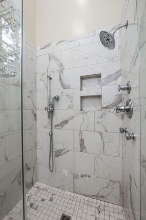 Douche, sèche-cheveux, serviettes fournies