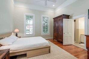 4 bedrooms, desk, iron/ironing board, travel cot - Maxwell House- Walk to Downtown- Pool Table- 6 TVs (Northport)