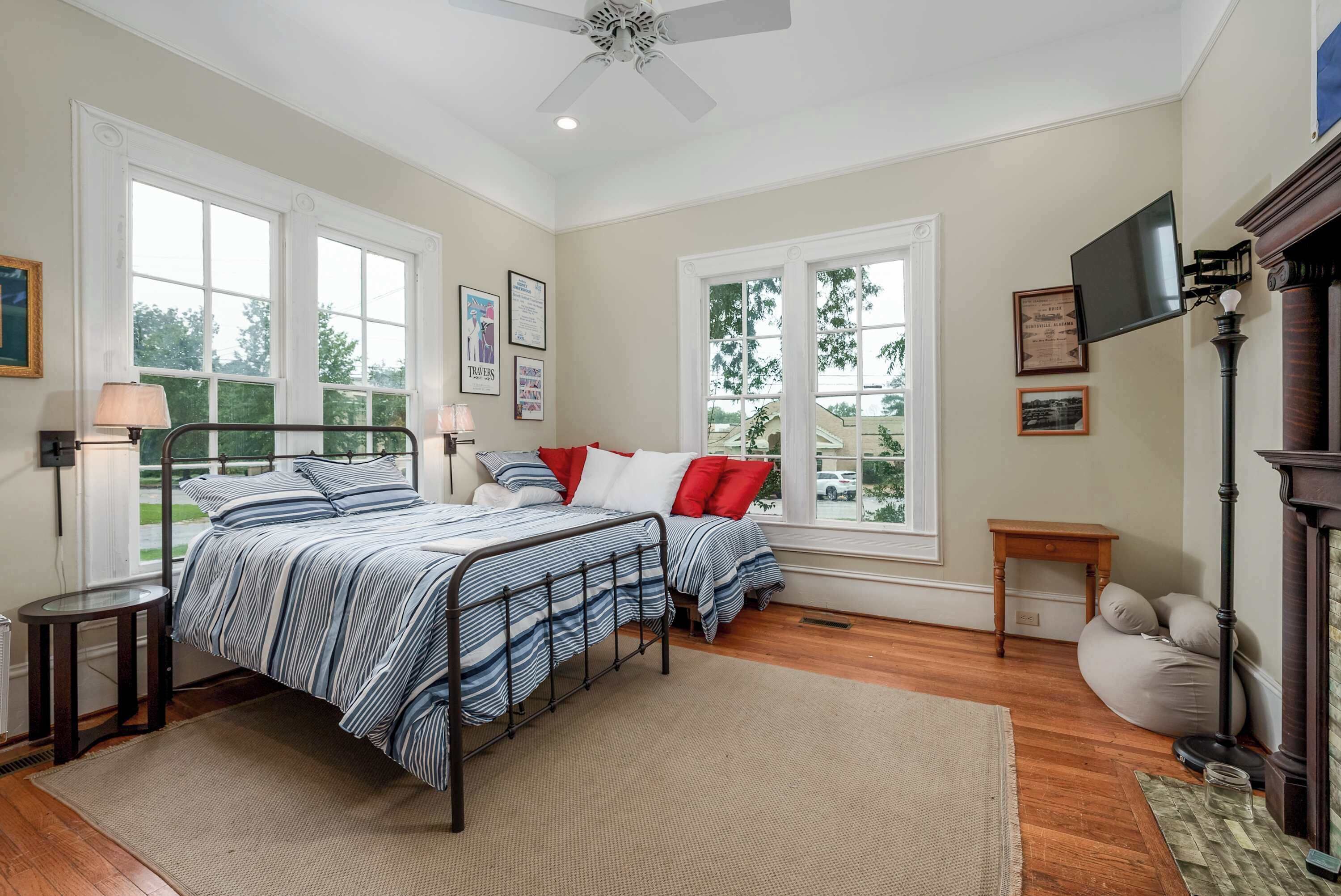 4 室のベッドルーム、デスク、アイロン / アイロン台、旅行用ベビーベッド