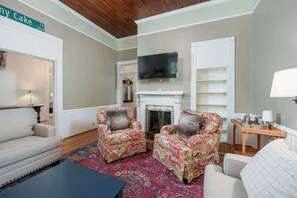 TV, books, offices - Maxwell House- Walk to Downtown- Pool Table- 6 TVs (Northport)