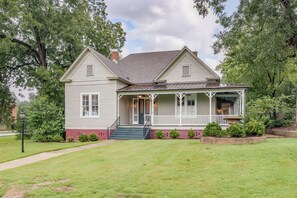 Exterior - Maxwell House- Walk to Downtown- Pool Table- 6 TVs (Northport)