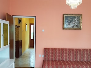 อพาร์ทเมนท์ (One Bedroom Apartment with Garden) | ห้องนั่งเล่น | ทีวีจอแบน 32 นิ้ว พร้อมช่องดาวเทียม