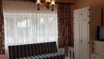 Estudio (Studio with Garden) | Sala de estar | Televisión de pantalla plana de 32 pulgadas con canales vía satélite