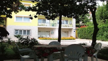 Departamento (One Bedroom Apartment with Garden) | Jardín
