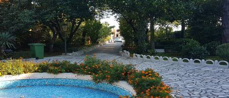 Apartemen (One Bedroom Apartment with Garden) | Taman