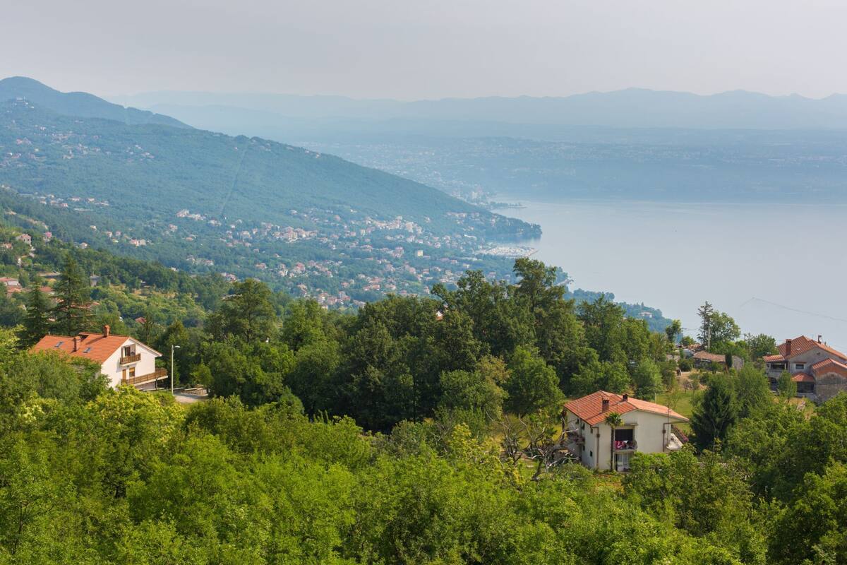 A coastal town with houses and a view of the sea.