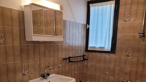 Une salle de bain équipée d’un lavabo, d’une baignoire et d’un bidet.