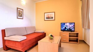 Leilighet (Standard One Bedroom Apartment with B) | Oppholdsrom | En 32-tommers Flatskjerm-TV med Parabol-TV