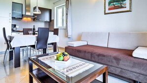 Leilighet (Comfort One Bedroom Apartment with Ba) | Oppholdsrom | En 32-tommers Flatskjerm-TV med Parabol-TV