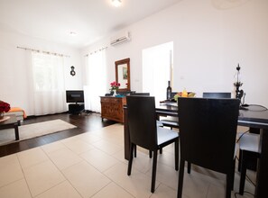 Leilighet (Two Bedroom Apartment with Sea View) | Oppholdsrom | En 32-tommers Flatskjerm-TV med Parabol-TV