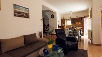 House (Four Bedroom Holiday Home) | Living room | 32-inch flat-screen TV with cable channels