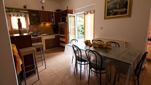 บ้านพัก (Four Bedroom Holiday Home) | ครัวส่วนตัว | ตู้เย็น