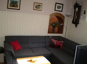 Leilighet (One Bedrooom Apartment with Terrace) | Oppholdsrom | En 32-tommers Flatskjerm-TV med kabel-kanaler