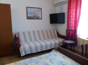 Dobbeltrom (Double Room with Terrace and Sea view) | Oppholdsrom | En 32-tommers Flatskjerm-TV med kabel-kanaler