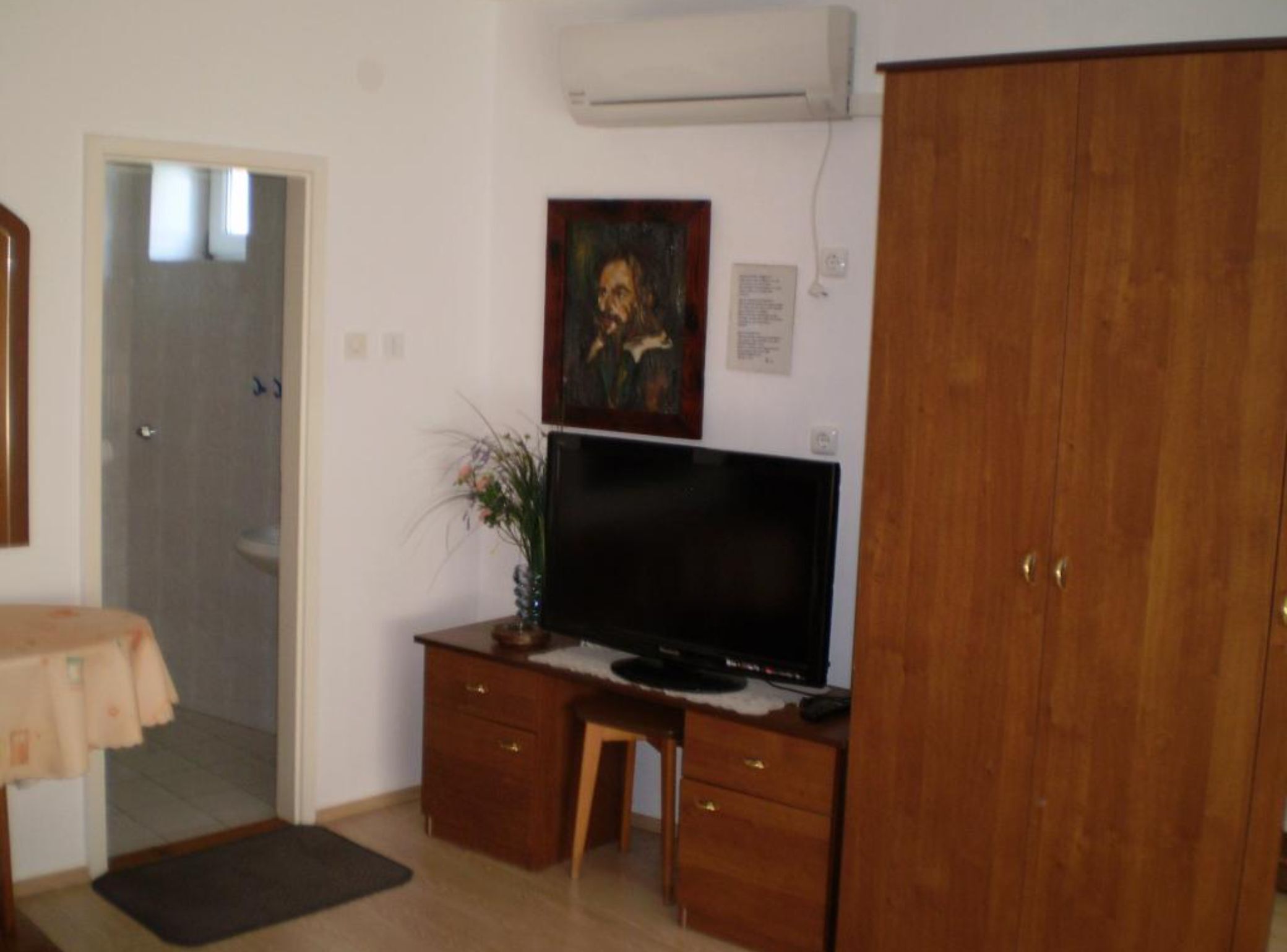 Triple Room (Triple Room with Terrace and Sea View) | Living room | 32-inch flat-screen TV with cable channels