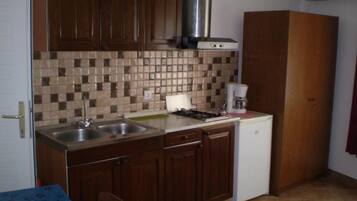 Apartment (Studio Apartment with Terrace) | Private kitchen | Fridge
