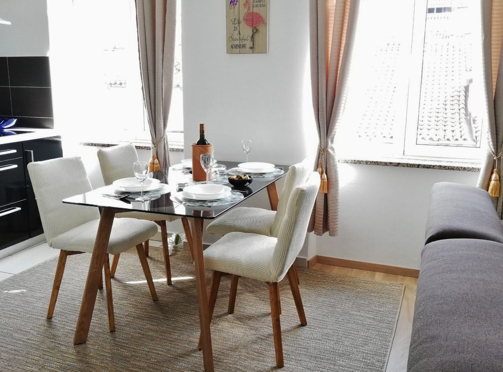 アパートメント (One Bedroom Apartment) | リビングルーム | 32 インチの薄型テレビ (デジタル放送視聴可)