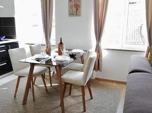 Lägenhet (One Bedroom Apartment) | Vardagsrum | 32-tums platt-tv med digitalkanaler