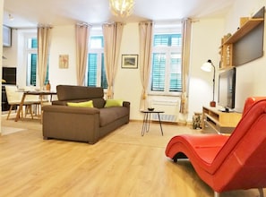 Apartament (One Bedroom Apartment) | Sala d'estar | Televisor de pantalla plana de 32 polzades amb canals digitals 