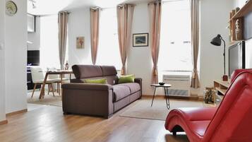 Departamento (One Bedroom Apartment) | Sala de estar | Televisión de pantalla plana de 32 pulgadas con canales digitales
