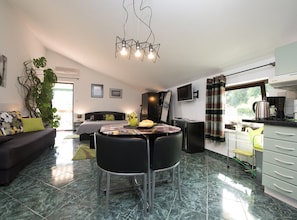 Studio (Studio Apartment with Balcony and Sea) | Living room