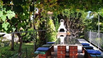 Estudio (Studio Apartment with Balcony and Sea) | Área de parrilladas y picnic