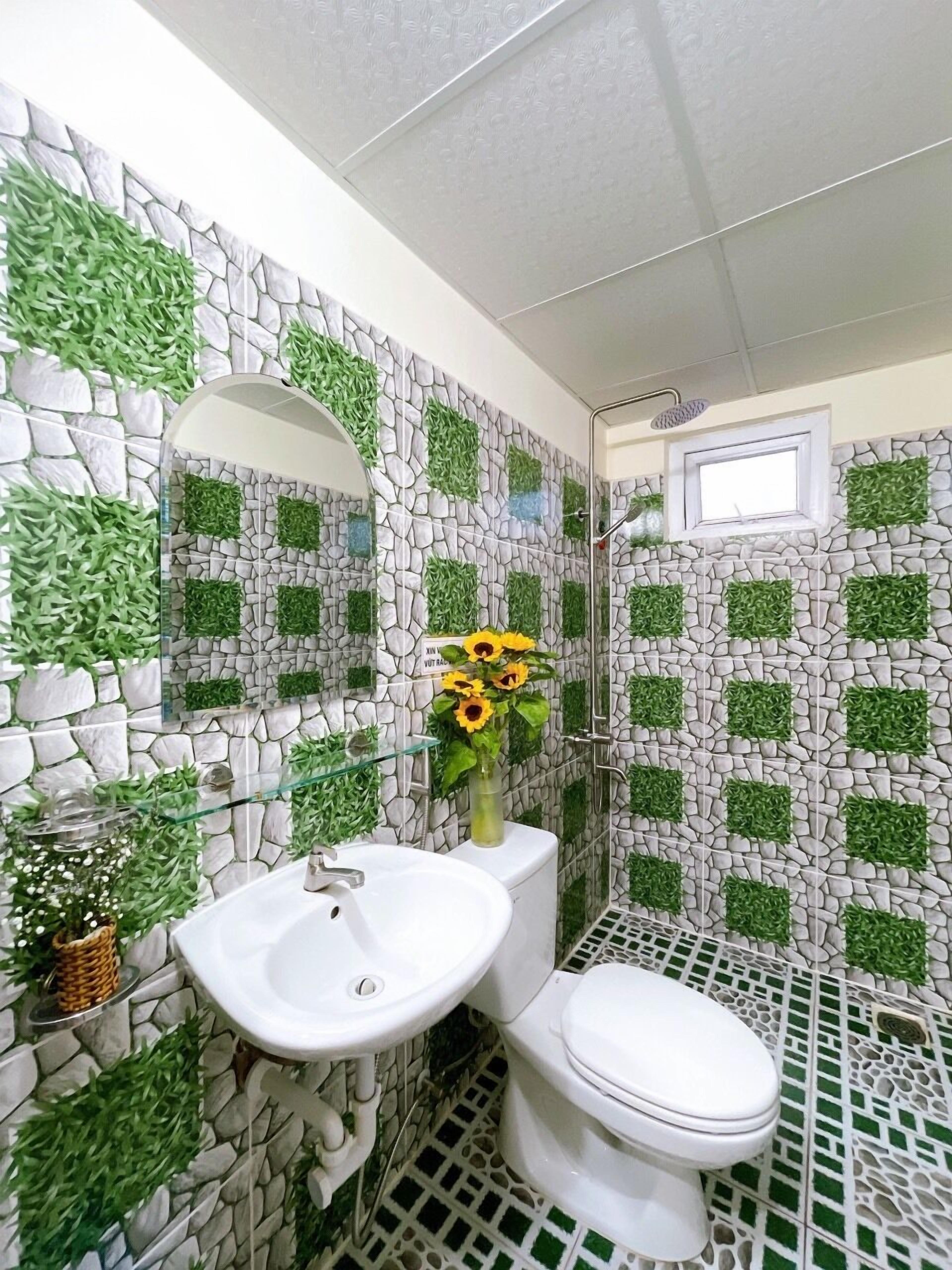 Douche, articles de toilette gratuits, sèche-cheveux, chaussons