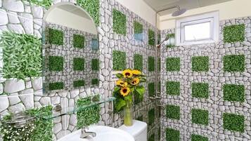 Douche, articles de toilette gratuits, sĂšche-cheveux, chaussons