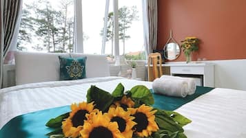 Habitación doble superior, vista a la ciudad | Minibar, escritorio, insonorización y tabla de planchar con plancha