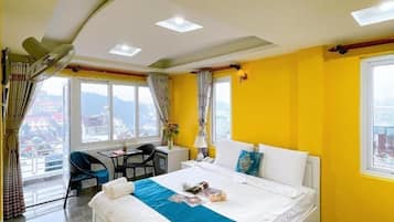 Phòng đôi tiện nghi đơn giản, ban công, quang cảnh núi | Minibar, bàn, phòng cách âm, bàn ủi/dụng cụ ủi quần áo