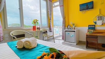 Habitación doble Confort, balcón, vista a la montaña | Minibar, escritorio, insonorización y tabla de planchar con plancha