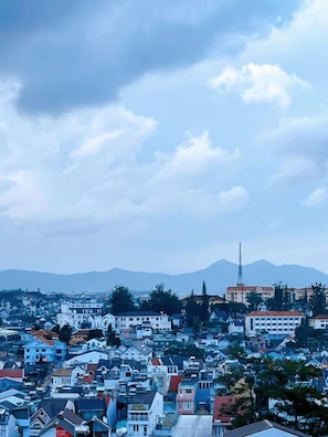 Mountain view - Hai Long Vuong Hotel (Da Lat)