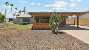 A house with a patio, a cactus, and a small garden. - Splash Pad - Toys - Pets OK - 8 Min to Oldtown (Scottsdale)
