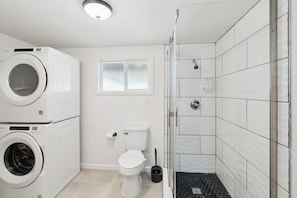 Suihku, hiustenkuivaaja, pyyhkeet