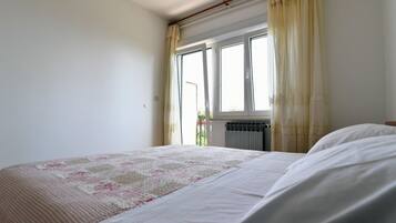 Kamar Double (Double Room with Balcony and Sea View) | 4 kamar tidur dan Wi-Fi gratis