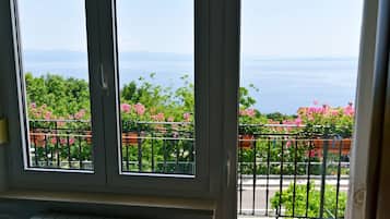 Kamar Double (Double Room with Balcony) | Balkon