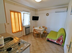 Private kitchen - Scenic Retreat Rooms and Family Apartment (Moscenicka Draga)