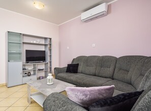 Lägenhet (Two Bedroom Apartment) | Vardagsrum | 32-tums platt-tv med satellitkanaler