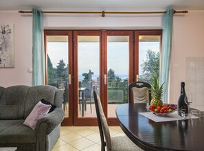 Lägenhet (Two Bedroom Apartment) | Vardagsrum | 32-tums platt-tv med satellitkanaler