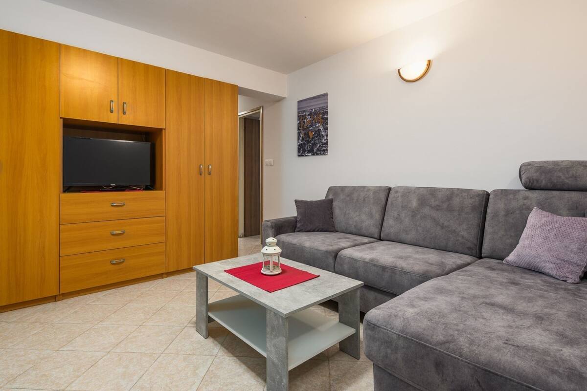 Leilighet (One Bedroom Apartment) | Oppholdsrom | En 32-tommers Flatskjerm-TV med Parabol-TV
