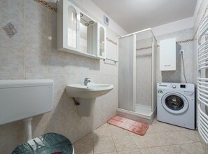 公寓 (One Bedroom Apartment) | 浴室 | 淋浴設備、提供毛巾