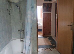 Căn hộ (Two Bedroom Apartment with Sea View a) | Phòng tắm | Bồn tắm, khăn tắm 
