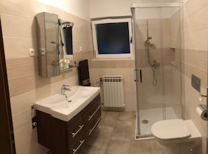 Lägenhet (Two Bedroom Apartment with Sea View) | Badrum | Dusch och handdukar
