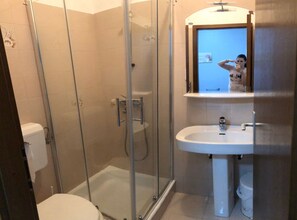 Departamento (Two Bedroom Apartment with Sea View) | Baño | Regadera y toallas 